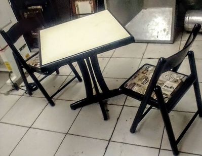 Conjuntos de 1 Mesa com 2 Cadeiras Dobráveis Almofadadas de Madeira