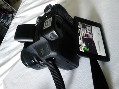 Camera Câmera Digital Sony H300 com 20.1 Mp, 3.0'', Super Zoom óptico 35x e Gravação em Hd