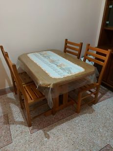 Mesa em Madeira com 4 Cadeiras