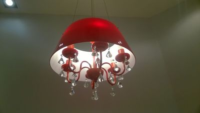 Luminária Decorativa Vermelha com 6 Lâmpadas e Pendentes em Cristal