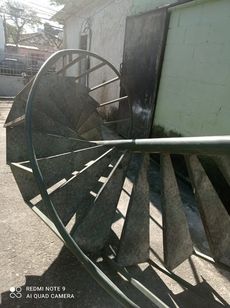 Escada Caracol , com Degrau Largos e de Material Resistente