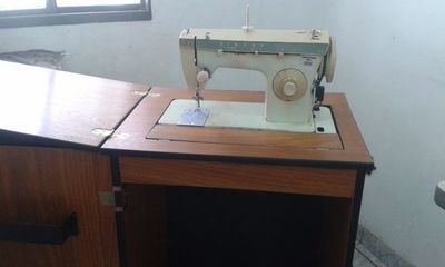 Máquina de Costura Doméstica Singer 127 V