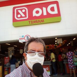 Locutor de Supermercados, Lojas