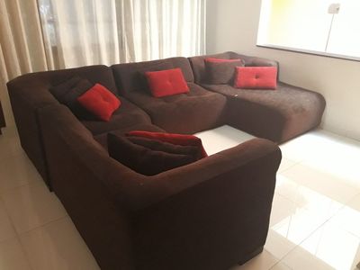 Sofá com 10 Almofadas (4vermelhas 6 Marrons)