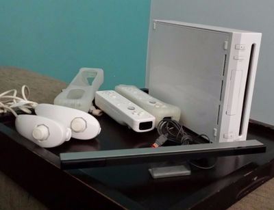 Nintendo Wii Destravado 2 Wii Remote + 2 Nunchuck