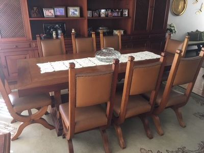 Mesa de Madeira com 8 Cadeiras