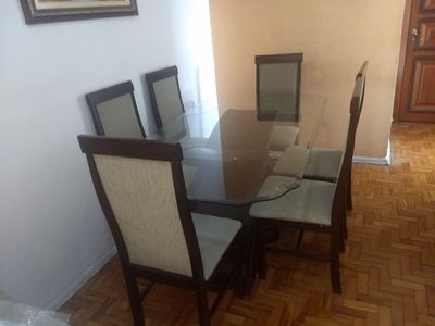 Mesa de Vidro e Seis Cadeiras