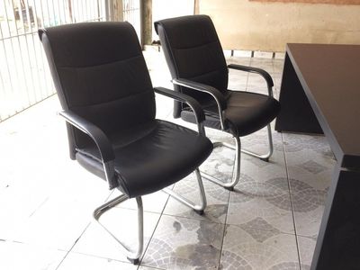 04 Cadeiras Executivas e Mesa