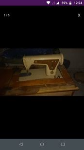 Máquina de Costura Antiga Ligando