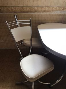 Mesa de Jantar Oval com 4 Cadeiras