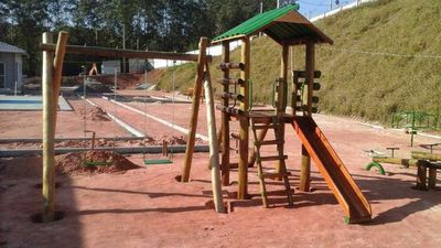 Brinquedos para Playground Infantil Casinha de Madeira de Tarzan