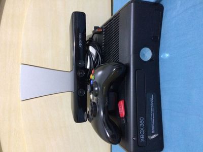 XBOX 360 com Kinect, Controle, Pendrive 16 GB e 7 Jogos