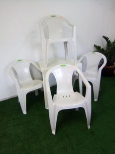 Jogo de Mesa com 4 Cadeiras Poltrona de Plástico Empilháveis Tambaba