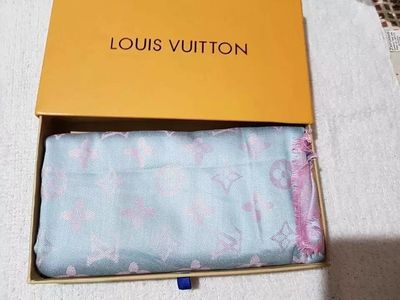Echarpe Cachecol Xale de Luxo Azul Claro Louis Vuitton