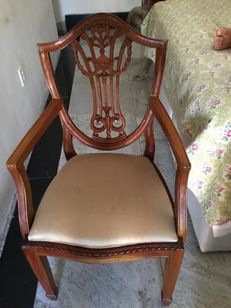 Cadeira em Madeira Artesanal Antiga