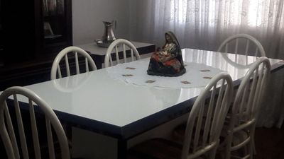 Mesa de Jantar com 6 Cadeiras em Cedro Revestida com Fórmica Branca e Azul