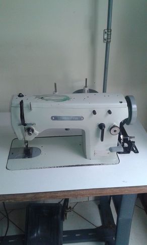 Máquina de Costura Yamata Reta