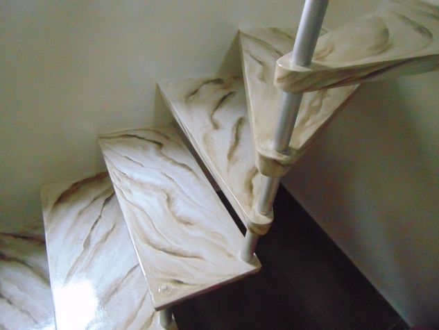 Escada Caracol com Pintura Marmorizada Acabamento