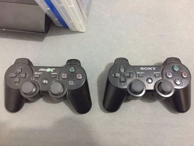 PS3 Super Slim com 2 Controles e 3 Jogos