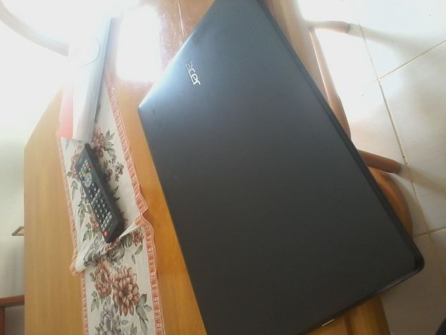 ótimo Notebook Semi Novo na Caixa, Windows 10, Acer, 4gb, com 15'6"