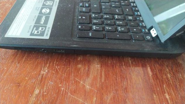 Notebook Acer com Tela Danificada