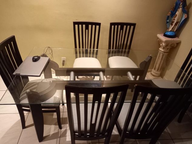 Mesa de Madeira e Vidro com 6 Cadeiras