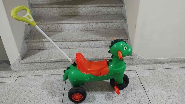 Triciclo Dinossauro de Passeio e Pedal para Criança