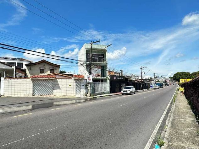 Casa com Piscina Mais Predio Comercial com 3 Andares