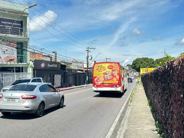 Casa com Piscina Mais Predio Comercial com 3 Andares