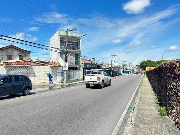 Casa com Piscina Mais Predio Comercial com 3 Andares