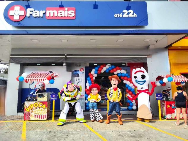 Porta Loja Animação Personagens Vivos Cover Inauguração