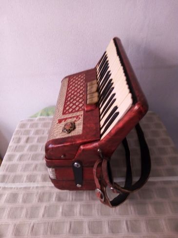 Acordeon Scandalli de 80 Baixos