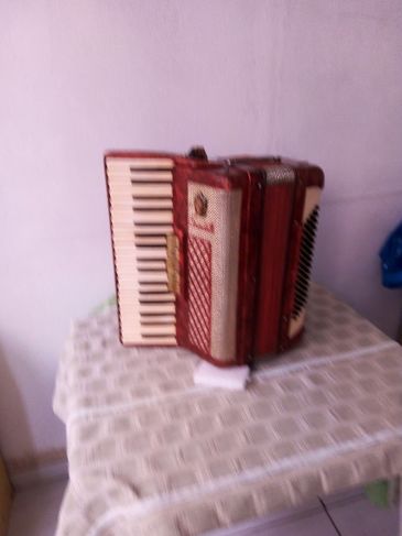 Acordeon Scandalli de 80 Baixos