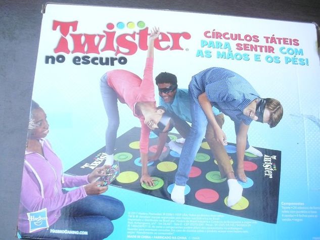 Jogo Twister Moves no Escuro Tapete Original Novidade Hasbro Novinho