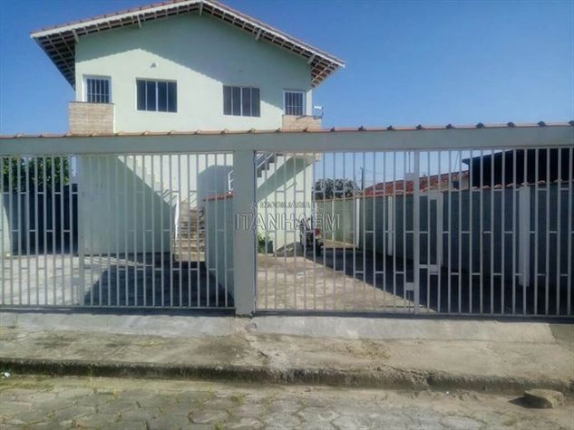 Vende Casa em Itanhaém com Garagem para 2 Carros!