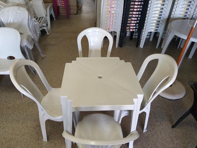 Conjunto Mesa Quadrada e 4 Cadeiras em Plastico