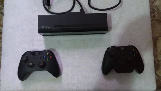 XBOX One com Knect, 2 Controles e 5 Games Importado dos Eua