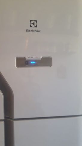 Geladeira Electrolux Branca com Freezer