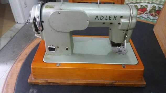 Máquina de Costura Adler 153