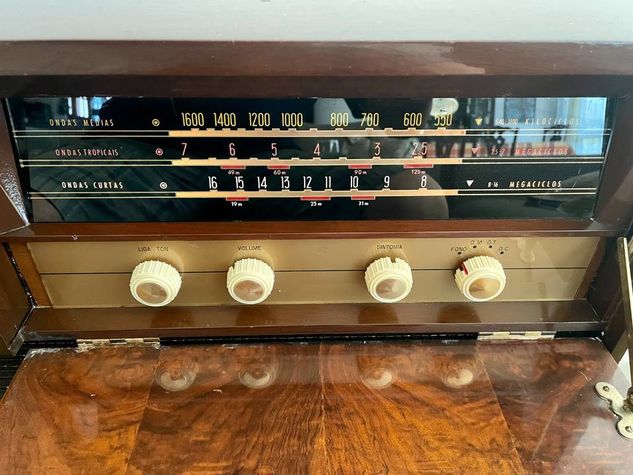 Rádio e Vitrola Antiga Voz de Ouro