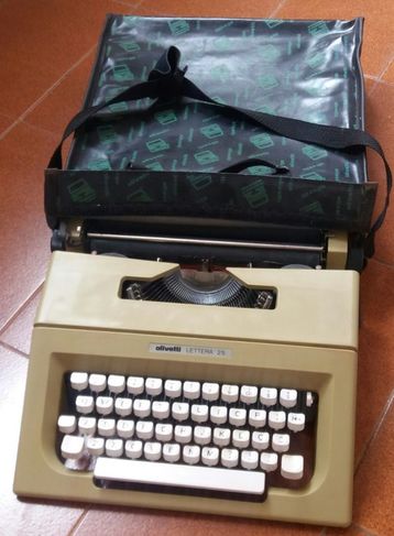 Máquina de Escrever Olivetti 32 C Estojo