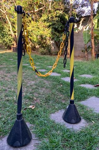 Pedestal Plástico Preto e Amarelo para Sinalização