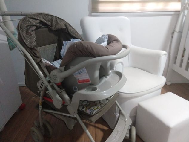 Carrinho de Bebê com Bebê Conforto, Cadeira de Amamentação e Berço