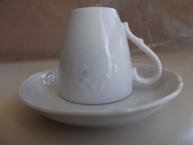 Xícara de Café em Porcelana Branca Trabalhada