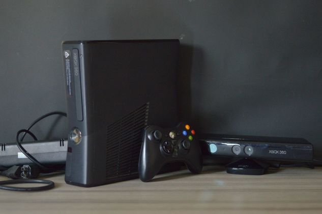 Console XBOX 360 16gb (desbloqueado) + Kinect + 20 Jogos