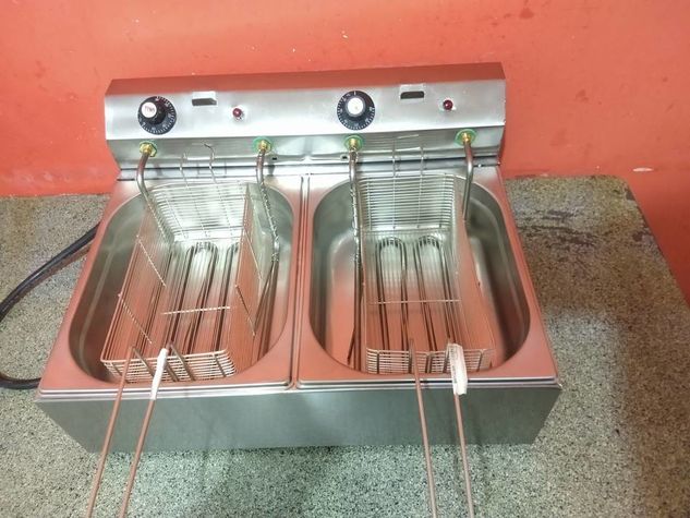 Fritadeira Elétrica Confeccionada em Aço Inox de Duas Cubas