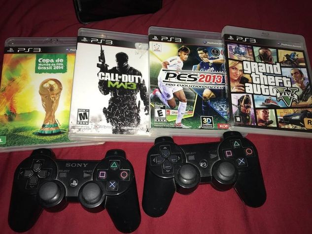 PS3 Slim com 2 Controles e 5 Jogos