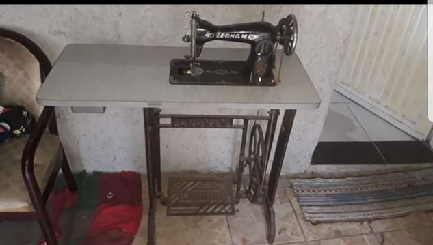 Máquina de Costura Antiga sem Motor *leonan*