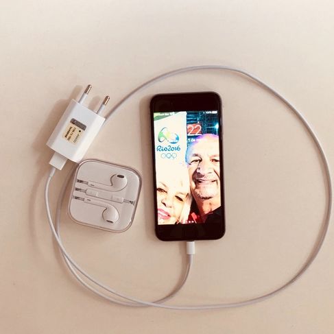 Iphone 6 4g com Carregador e Fone de Ouvido