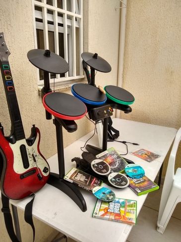 Bateria XBOX 360 Guitar Hero + 2 Guitarras + 7 Jogos, Moleza